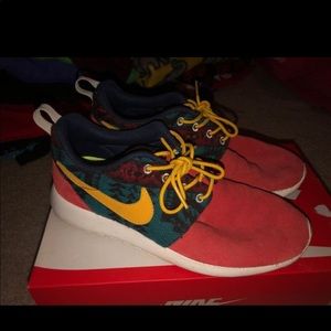 USED - Nike Roshe Size 8 (obo)